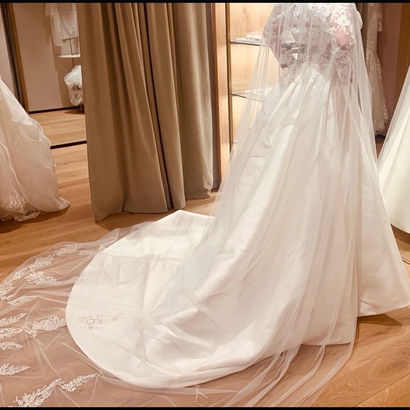 STUNING PRONOVIAS CATHEDRAL VEIL!! NWT - Picture 1 of 12